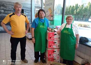 Dobrovolníci Oblastní charity Chrudim se podíleli na zajištění sobotní potravinové sbírky 