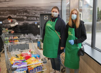 Dobrovolníci Farní charity Chrudim se podíleli na zajištění sobotní potravinové sbírky 