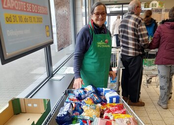 Dobrovolníci chrudimské Charity se podíleli na zajištění sobotní potravinové sbírky 