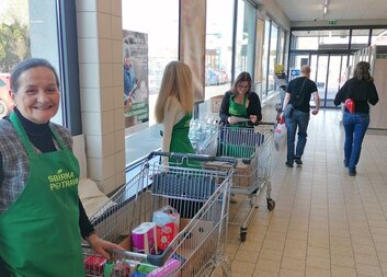 Dobrovolníci Oblastní charity Chrudim se podíleli na zajištění sobotní potravinové sbírky 