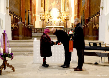 Oblastní charita Chrudim ocenila štědrost v době adventu: Poděkování za pomoc druhým na Benefičním adventním koncertu