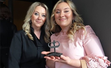 Ing. Nell Stoupová (vedoucí dobrovolnického centra) s operní pěvkyní Noema Erba