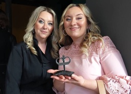 Ing. Nell Stoupová (vedoucí dobrovolnického centra) s operní pěvkyní Noema Erba