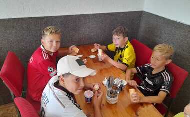 Fotbalisti na svačině.