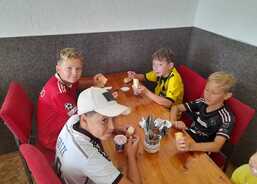 Fotbalisti na svačině.