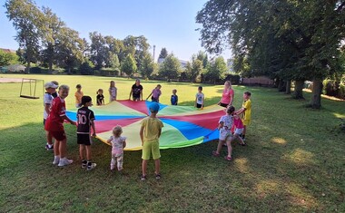 Padák hraje barvami.