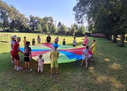 Padák hraje barvami.