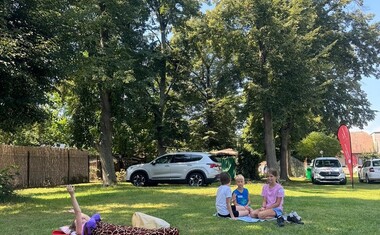 Odpočinek ve stínu stromů.