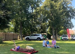 Odpočinek ve stínu stromů.