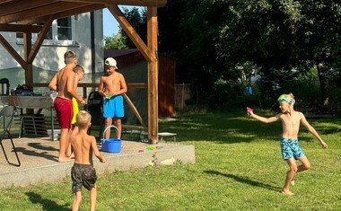 Kuželky a vodní přestřelka.