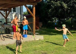 Kuželky a vodní přestřelka.