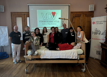 Pokračujeme v dalším vzdělávání kurz:  „Nácvik manipulace s nehybným a málo pohyblivým klientem"